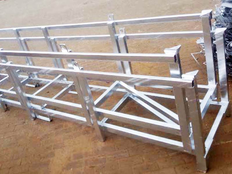 Langgutpalette feuerverzinkt mit Stapelecken und Kranösen, ineinander verschachtelt