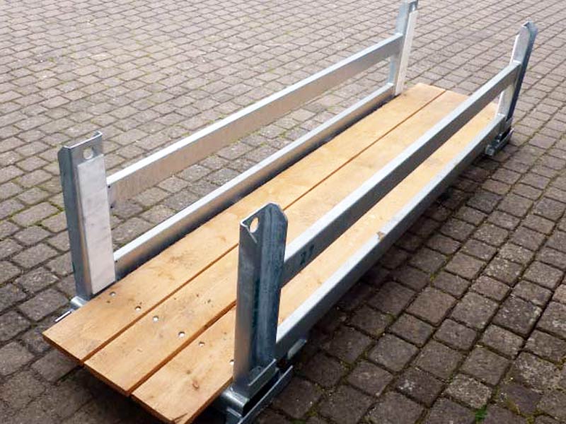 Langgutpalette feuerverzinkt mit senkrechten U-Eisen und Bodenbelegung aus Holz